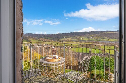 Beautiful cottage with incredible lake views from private balcomy