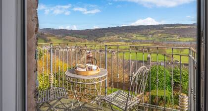 Beautiful cottage with incredible lake views from private balcomy