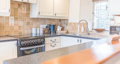 Beautiful cottage with incredible lake views from private balcomy