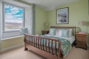 2 bedrooms, iron/ironing board, free WiFi, bed sheets - Beautiful cottage with incredible lake views from private balcomy (Coniston)