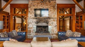 TV connectée, cheminée, espaces bureaux