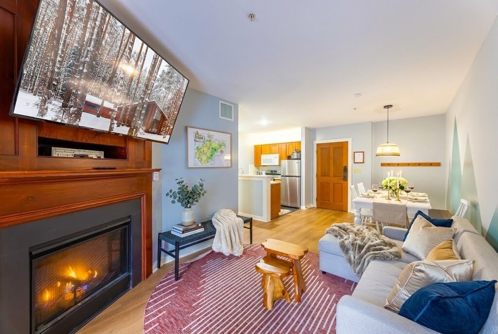 Smart TV, chimenea y oficina 