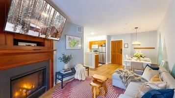 Smart TV, chimenea y oficina