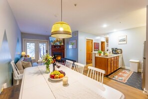 Dining - Lux Stay USA| Pool view Hearthstone Ski-in/Out, AS125 1BR+Den (Snowshoe)