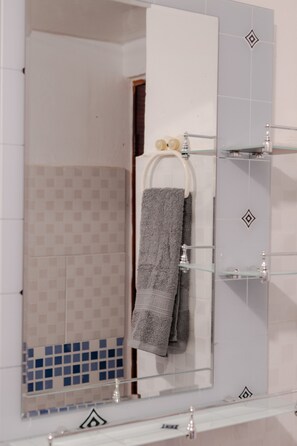 تجهيزات دش، مناشف، صابون، ورق حمّام