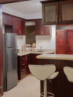 Kühlschrank, Mikrowelle, Herdplatte, Wasserkocher mit Kaffee-/Teezubehör