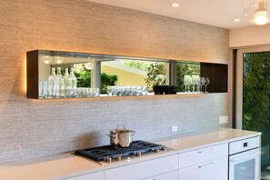 Jääkaappi, mikroaaltouuni, uuni, liesi