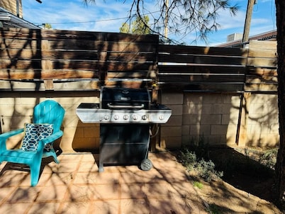 Hot Tub, Dog Friendly- 3bd/2ba home w/Retro flare!