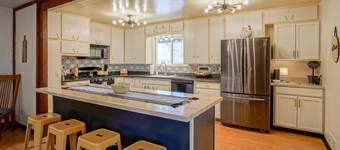 Hot Tub, Dog Friendly- 3bd/2ba home w/Retro flare!