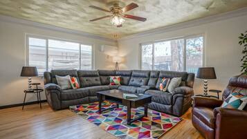 Smart-TV, Kamin, Bücher