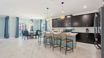 Geladeira, micro-ondas, fogão, cooktop