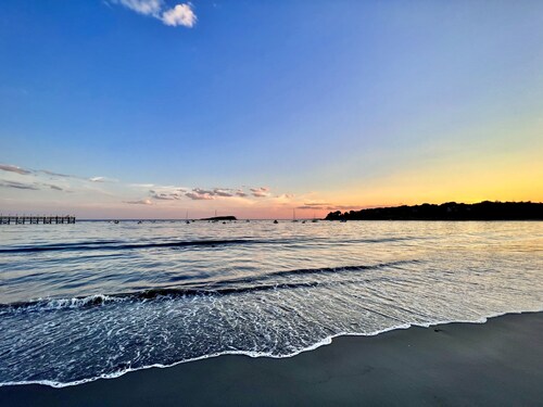 Walk to private beach, bay & village. Bedrooms AC & DOG friendly!