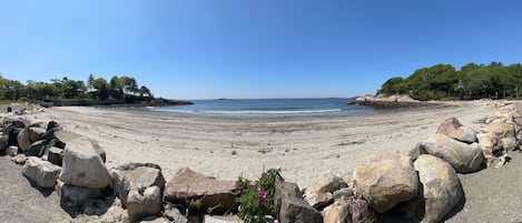 Beach nearby, sun loungers, beach towels
