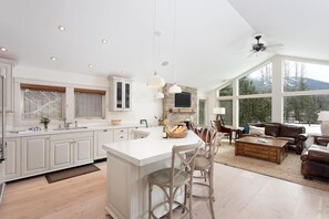 House, Multiple Beds (8166 Nicklaus North) | Living area