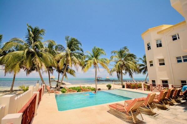 حمّام سباحة خارجي