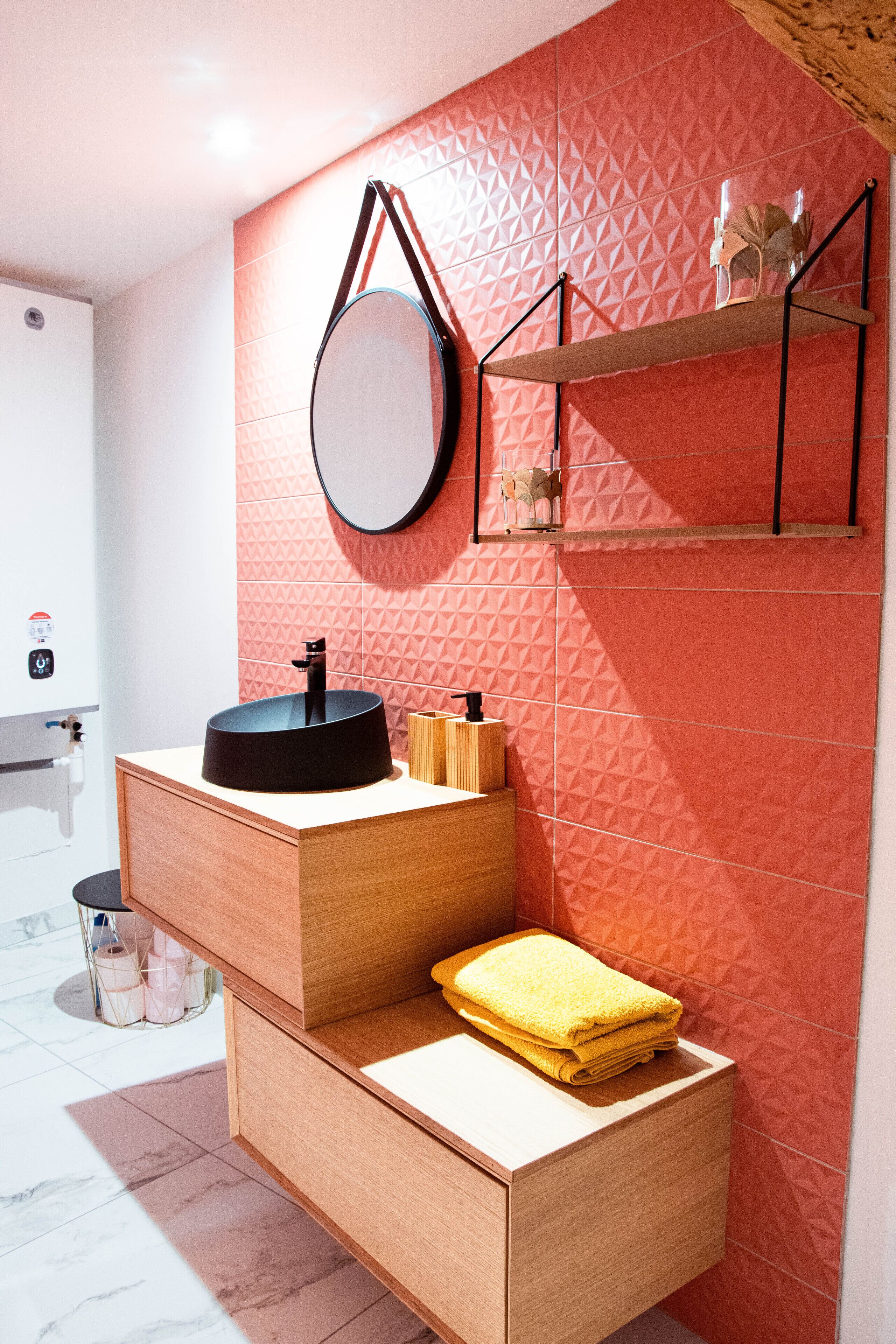 Chuveiro, produtos de toalete grátis, secador de cabelo 