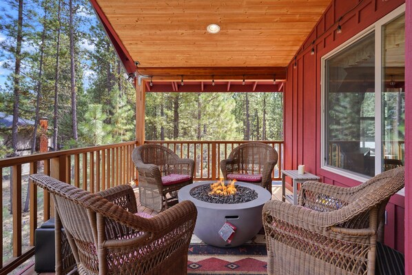 Property grounds - 164 Jillian - Private, Peaceful Near Deschutes River, Hot Tub, Fenced Yard, Ping Pong, & Foosball (Sunriver)
