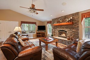 TV, fireplace, foosball, table tennis - 164 Jillian - Private, Peaceful Near Deschutes River, Hot Tub, Fenced Yard, Ping Pong, & Foosball (Sunriver)