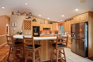 Fridge, microwave, oven, stovetop - 164 Jillian - Private, Peaceful Near Deschutes River, Hot Tub, Fenced Yard, Ping Pong, & Foosball (Sunriver)