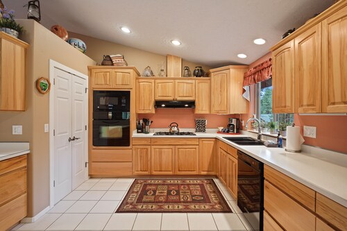 164 Jillian - Private, Peaceful Near Deschutes River, Hot Tub, Fenced Yard, Ping Pong, & Foosball