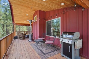 Outdoor dining - 164 Jillian - Private, Peaceful Near Deschutes River, Hot Tub, Fenced Yard, Ping Pong, & Foosball (Sunriver)