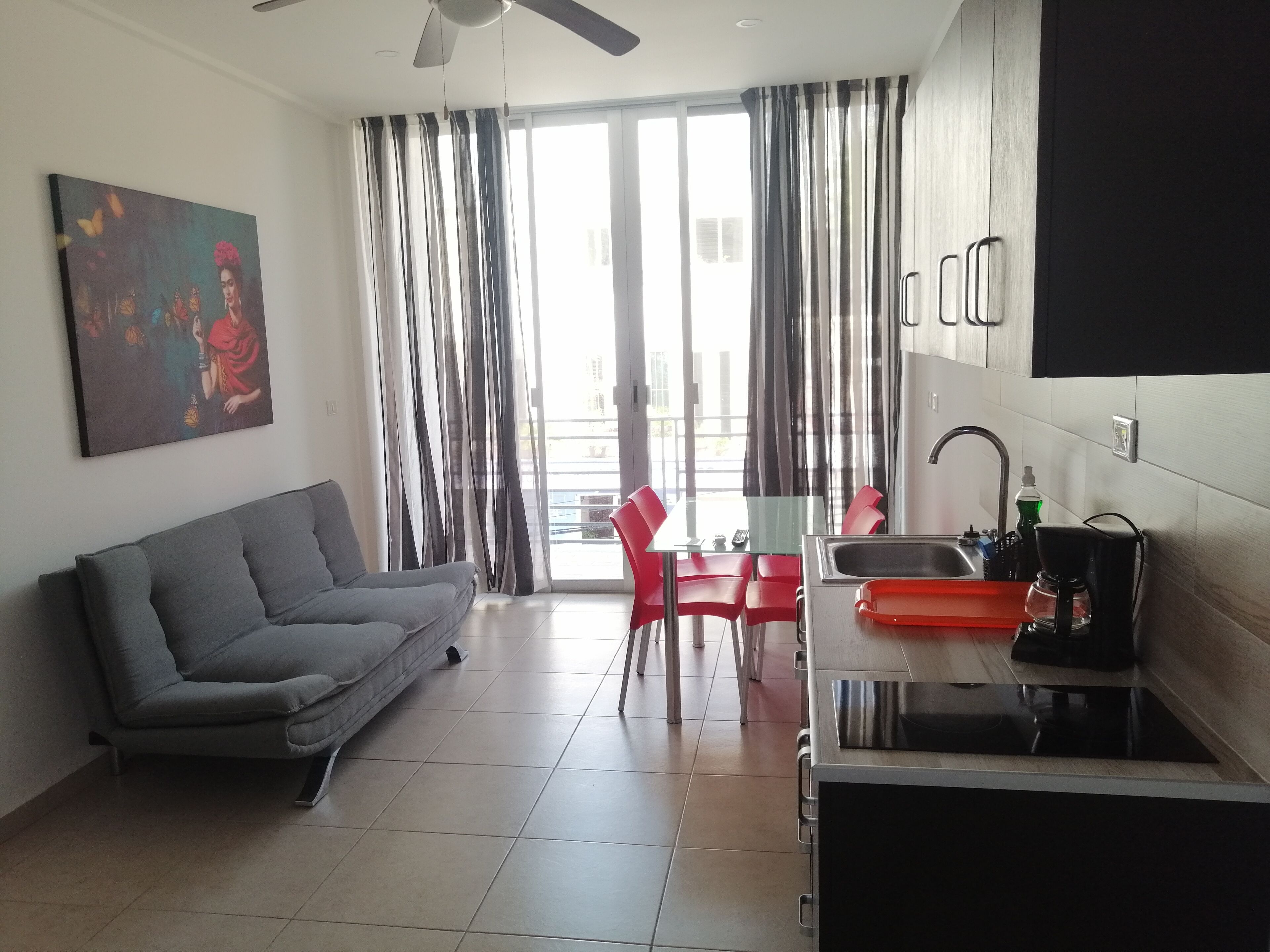 Departamento, 1 cama Queen size | Área de sala de estar | Televisión LED de 32 pulgadas con canales digitales y televisión 