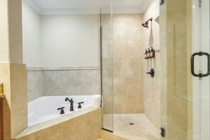 Badewanne, Whirlpool, Haartrockner, Handtücher