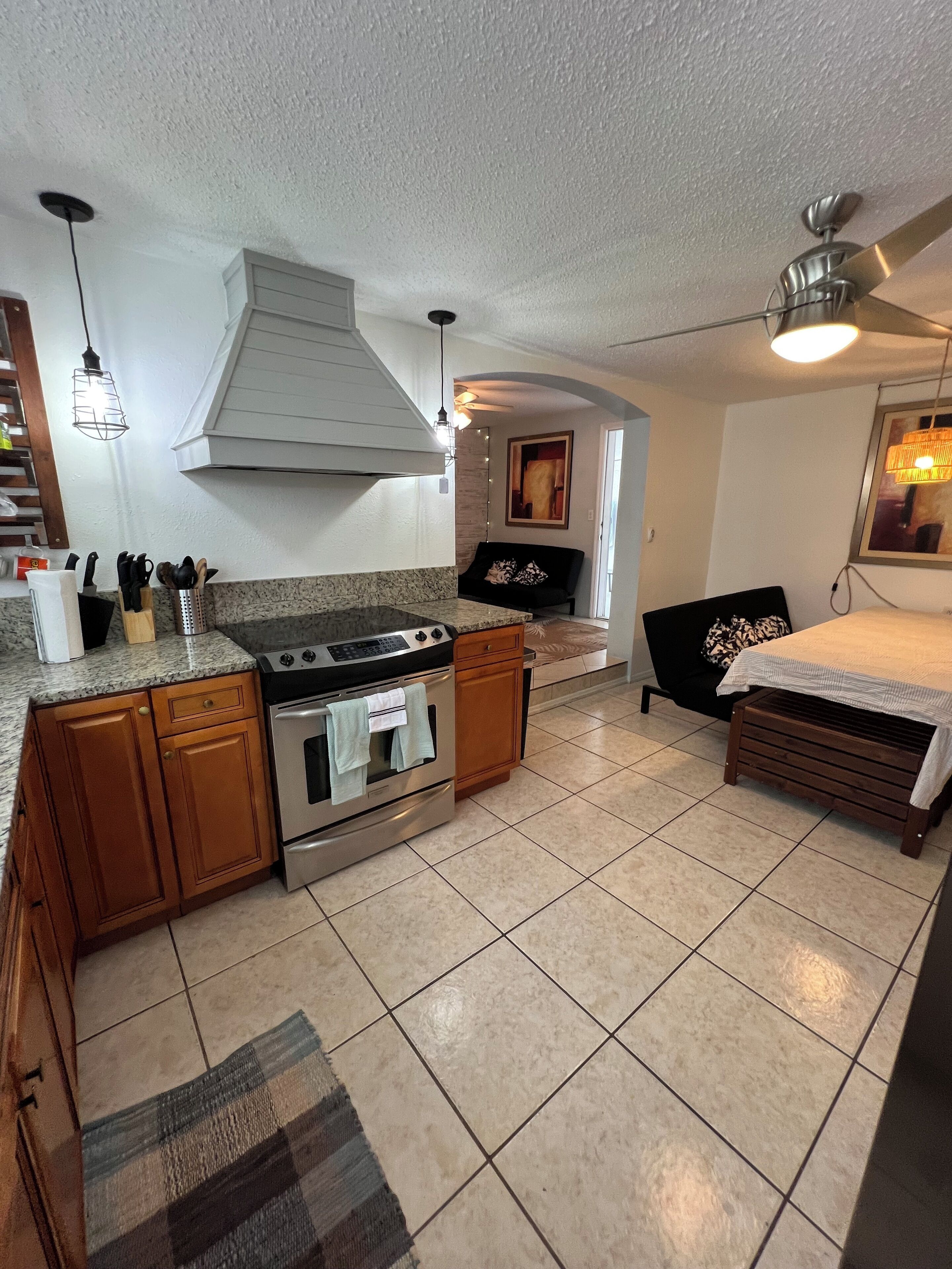 冷蔵庫、電子レンジ、オーブン、コンロ