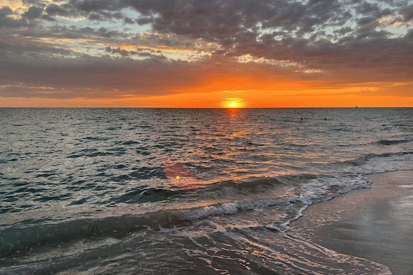 Playa en los alrededores y toallas de playa