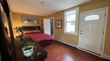 1 bedroom, desk, iron/ironing board, WiFi (free)