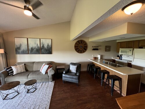 New! Treetop Retreat: 1 Mile from Silver Dollar City