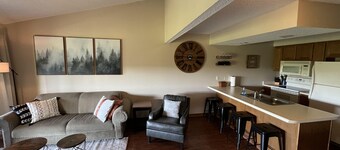 New! Treetop Retreat: 1 Mile from Silver Dollar City