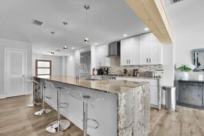 雪櫃、微波爐、焗爐、爐具