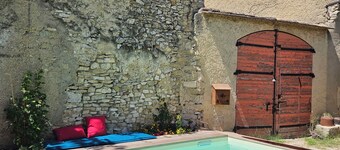 Village house, swimming pool, enclosed garden, quiet and Luberon