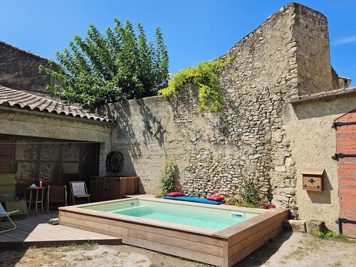 Village house, swimming pool, enclosed garden, quiet and Luberon
