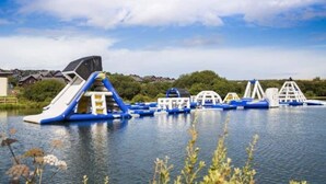 Un parque acuático al aire libre con diversas toboganes de agua y estructuras recreativas.
