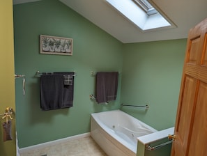 Combined shower/bathtub, jetted bath, hair dryer, towels
