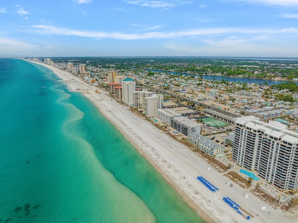 En la playa y camastros