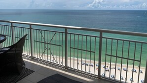 Un balcon avec vue sur l’océan et la plage.