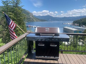 Una parrilla D'Luxe con vistas a un lago y montañas.