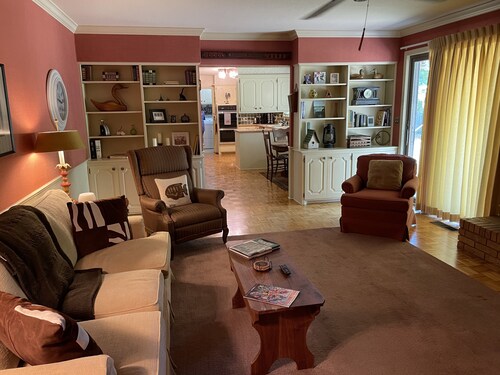 Minutes to campus 2mi to Boone Pickens or 3 to the Fairground