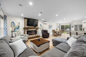 Smart TV, fireplace