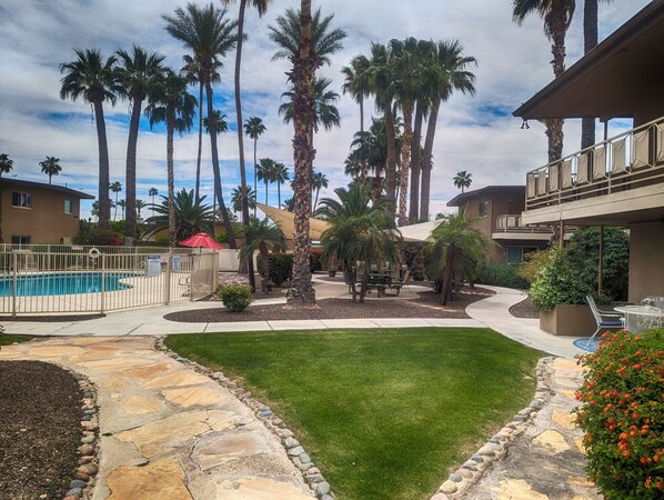 Alberca al aire libre y alberca climatizada