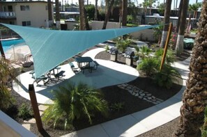 Outdoor dining - Valley Ho Neighbor-Poolside-Old Town Garden Dist-Walkable neighborhood (Scottsdale)