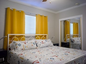 2 chambres, fer et planche à repasser, lit de bébé portatif