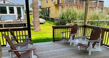 Charming studio with kitchenette, outdoor shower & high-speed WiFi - near beach