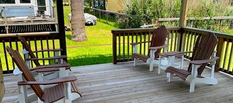 Charming studio with kitchenette, outdoor shower & high-speed WiFi - near beach