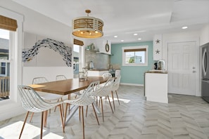 Dining - Oceanfront with HOT TUB & ELEVATOR. Views from every room! (Oak Island)