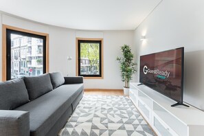 TV - GuestReady - Artsy Apartment (Porto)