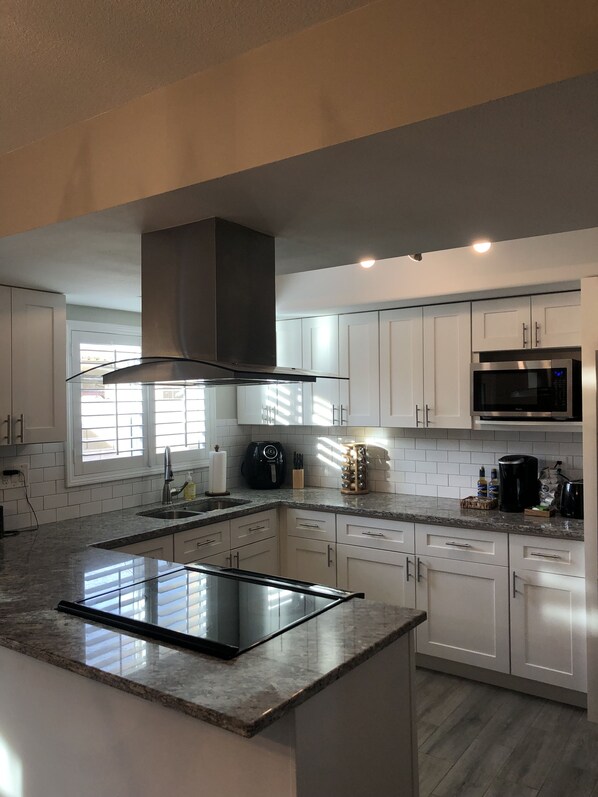 Réfrigérateur, four à micro-ondes, un four, surface de cuisson